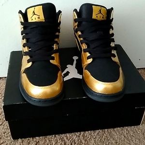 Jordan 1 Mid Gold Coin Big Boy Size 6Y= Women 7.5